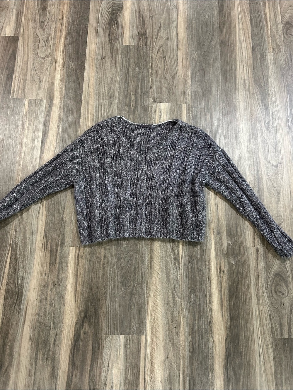 PacSun Cropped V-Neck Ribbed Knit Sweater in Heathered Charcoal